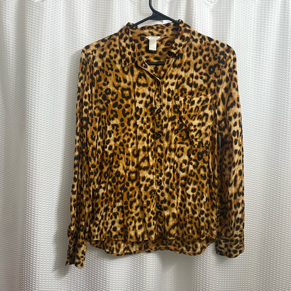 Used good condition 
Forever 21 button up long sleeve cheetah print